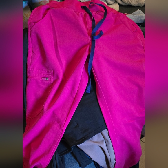 Figs Zamora XS in Ultra Rose - Picture 5 of 6